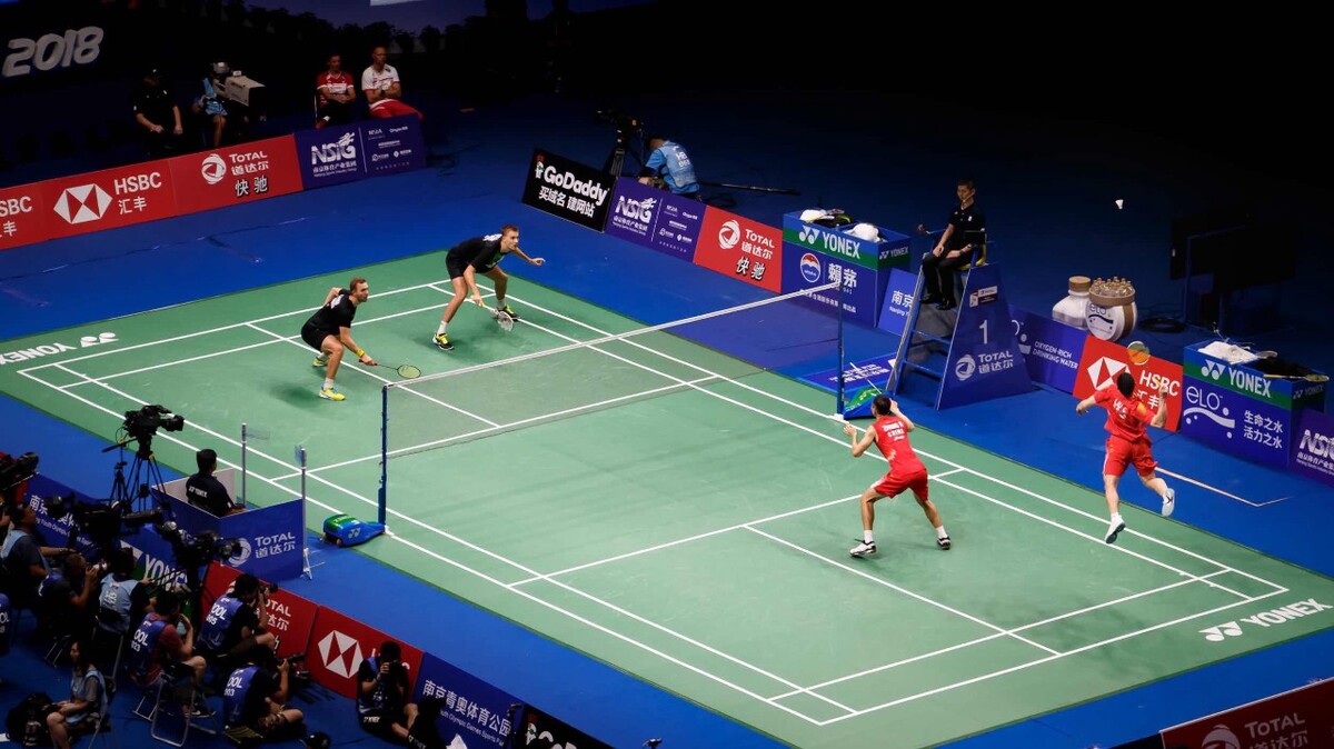 身穿全白球 身穿全白球