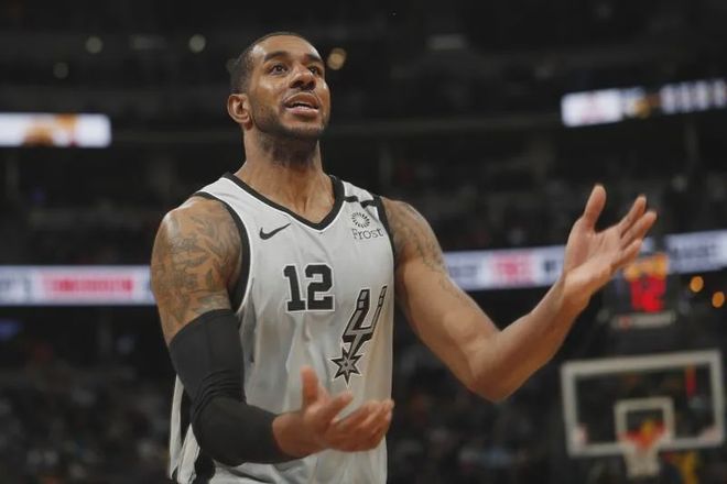 争顶角球时 争顶角球时